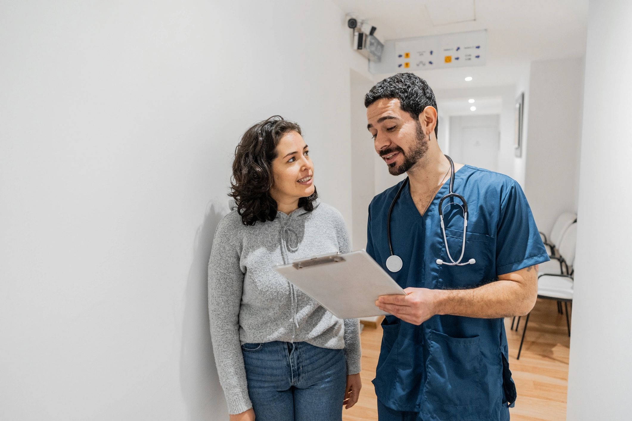 Profesional de salud atendiendo a paciente
