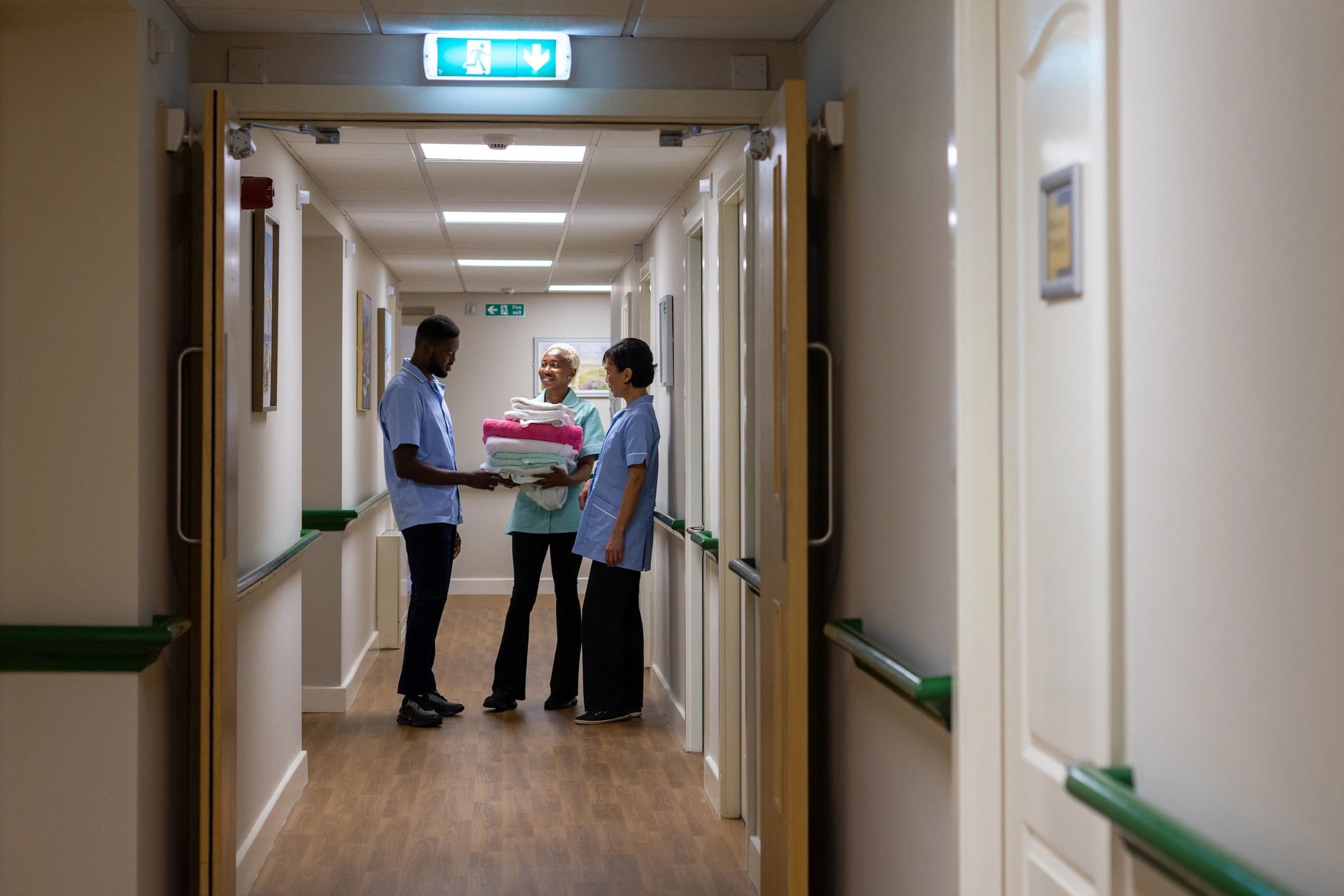 Profesionales de la salud conversando en un entorno hospitalario